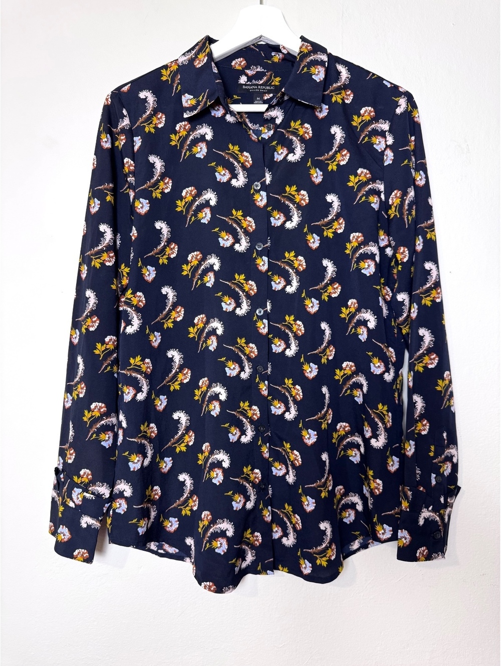 Banana Republic printed Dillon shirt feathers flowers black long sleeve size M